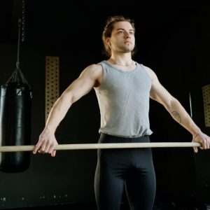 Qué rutina de ejercicios puedes realizar con palo de escoba